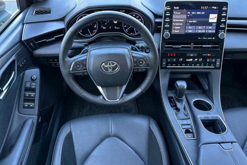 Toyota Avalon Vehicle Full-screen Gallery Image 14