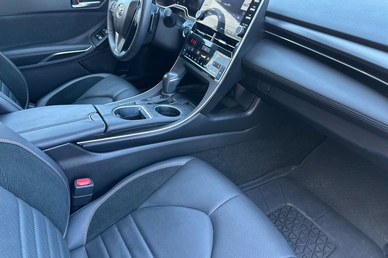 Toyota Avalon Vehicle Full-screen Gallery Image 15