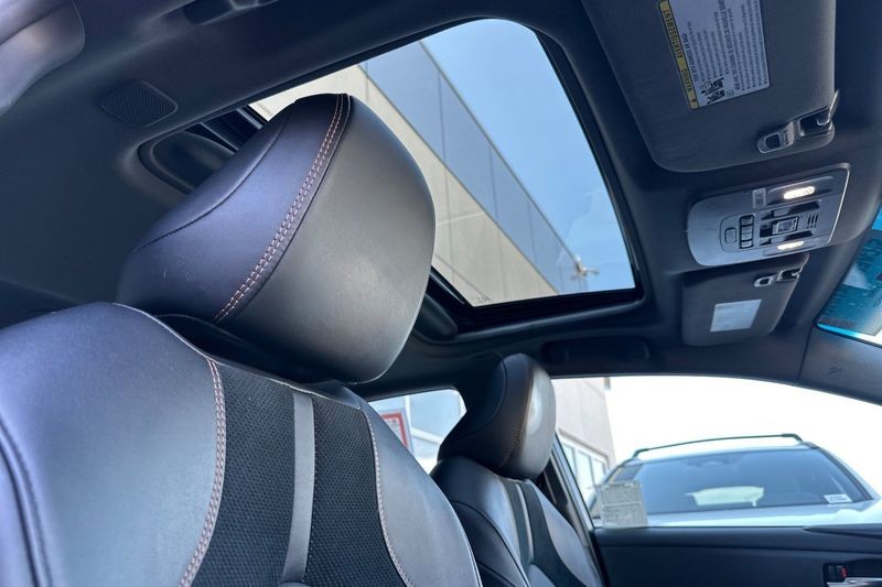 Toyota Avalon Vehicle Full-screen Gallery Image 16