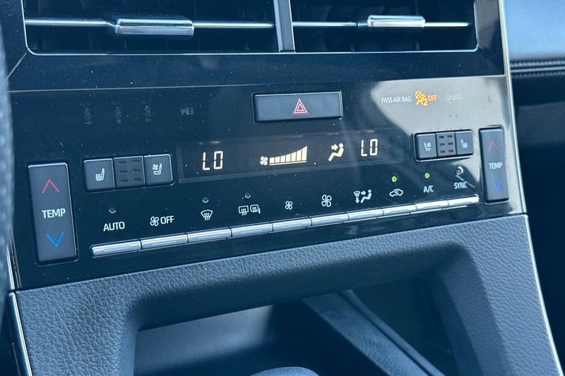 Toyota Avalon Vehicle Full-screen Gallery Image 19
