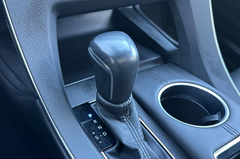 Toyota Avalon Vehicle Full-screen Gallery Image 20