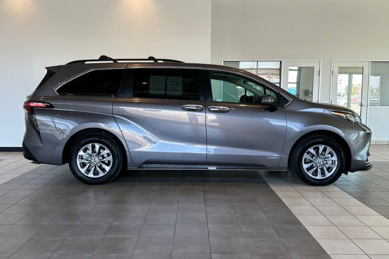 Toyota Sienna Vehicle Full-screen Gallery Image 03