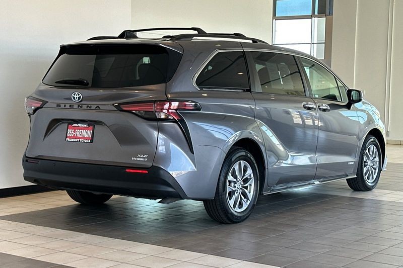 Toyota Sienna Vehicle Full-screen Gallery Image 04
