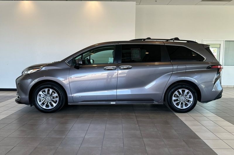 Toyota Sienna Vehicle Full-screen Gallery Image 07
