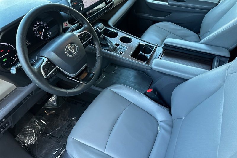 Toyota Sienna Vehicle Full-screen Gallery Image 10