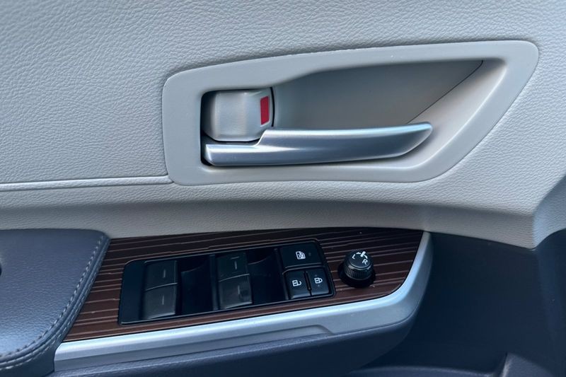 Toyota Sienna Vehicle Full-screen Gallery Image 11