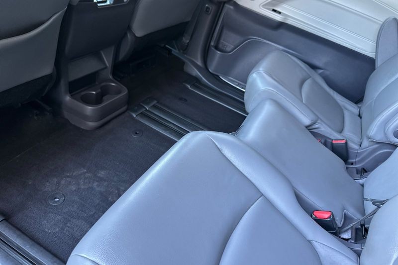 Toyota Sienna Vehicle Full-screen Gallery Image 12