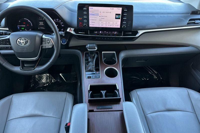 Toyota Sienna Vehicle Full-screen Gallery Image 13