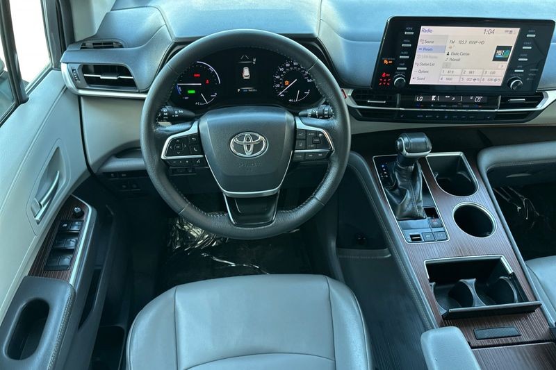 Toyota Sienna Vehicle Full-screen Gallery Image 14