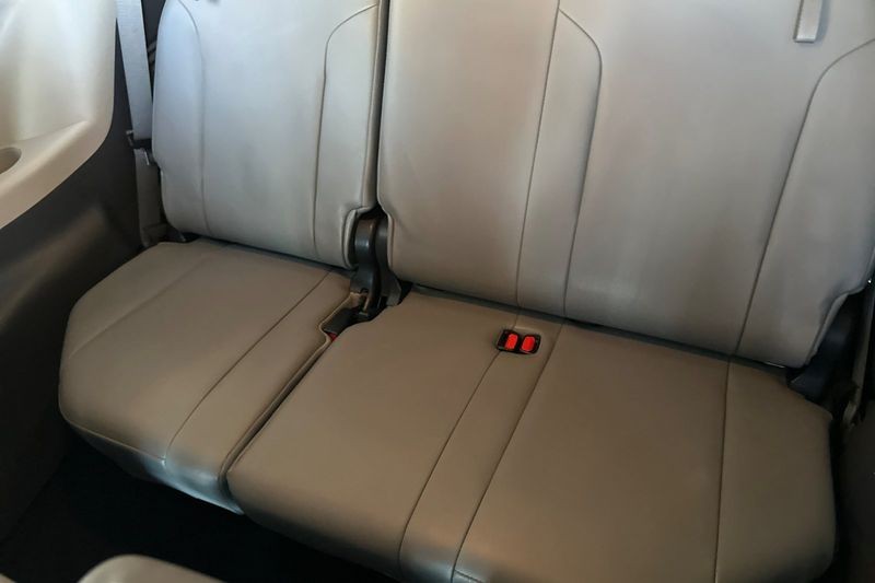 Toyota Sienna Vehicle Full-screen Gallery Image 15
