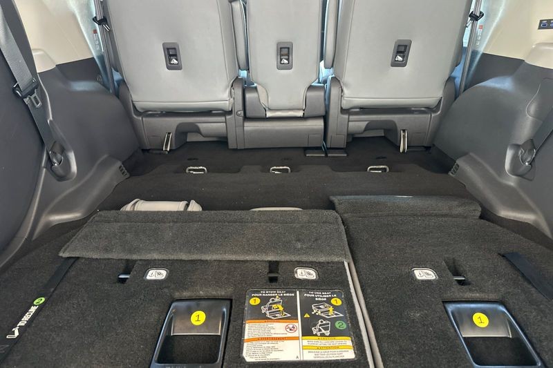 Toyota Sienna Vehicle Full-screen Gallery Image 16