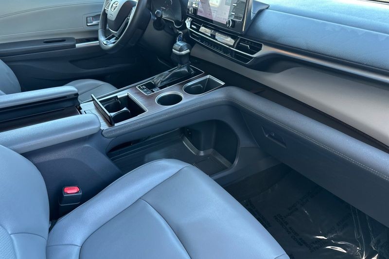 Toyota Sienna Vehicle Full-screen Gallery Image 17