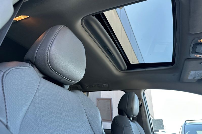 Toyota Sienna Vehicle Full-screen Gallery Image 18