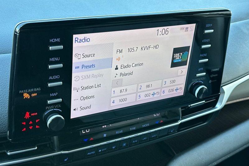 Toyota Sienna Vehicle Full-screen Gallery Image 19