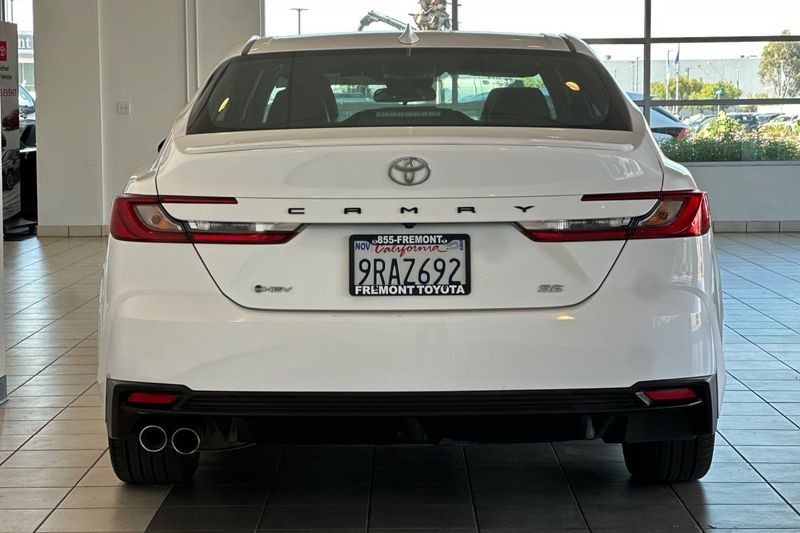 Toyota Camry Vehicle Full-screen Gallery Image 05