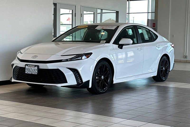 Toyota Camry Vehicle Full-screen Gallery Image 08