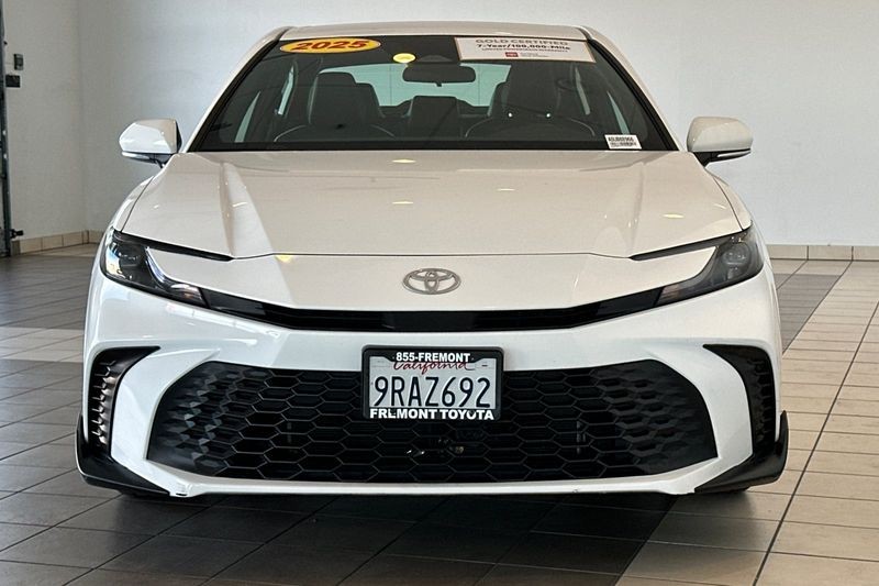 Toyota Camry Vehicle Full-screen Gallery Image 09