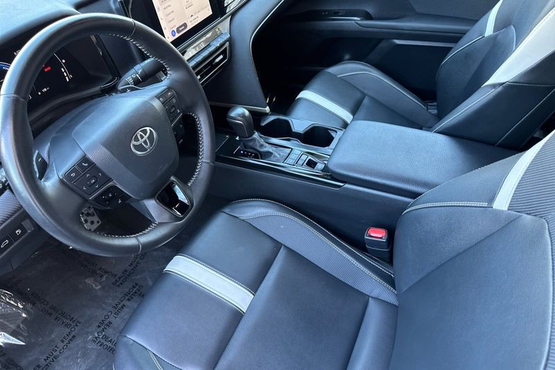 Toyota Camry Vehicle Full-screen Gallery Image 10