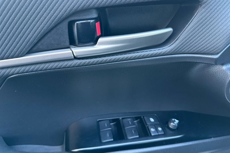Toyota Camry Vehicle Full-screen Gallery Image 11