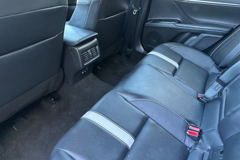 Toyota Camry Vehicle Full-screen Gallery Image 12