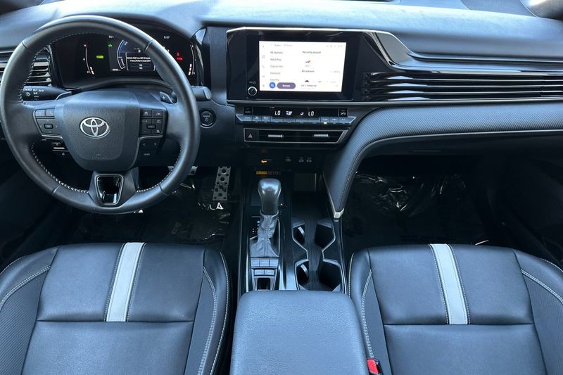Toyota Camry Vehicle Full-screen Gallery Image 13
