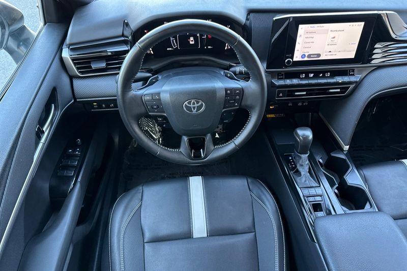 Toyota Camry Vehicle Full-screen Gallery Image 14