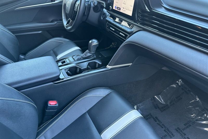 Toyota Camry Vehicle Full-screen Gallery Image 15