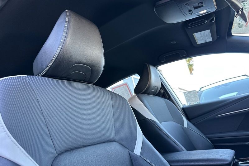Toyota Camry Vehicle Full-screen Gallery Image 16