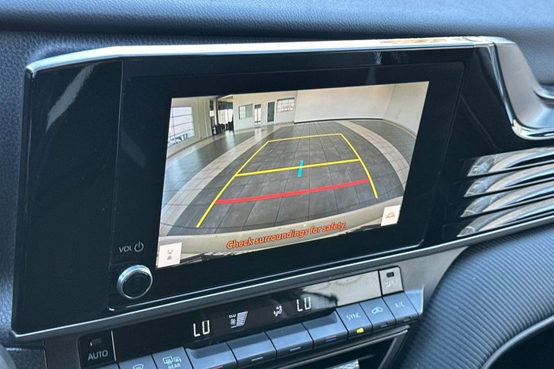 Toyota Camry Vehicle Full-screen Gallery Image 18