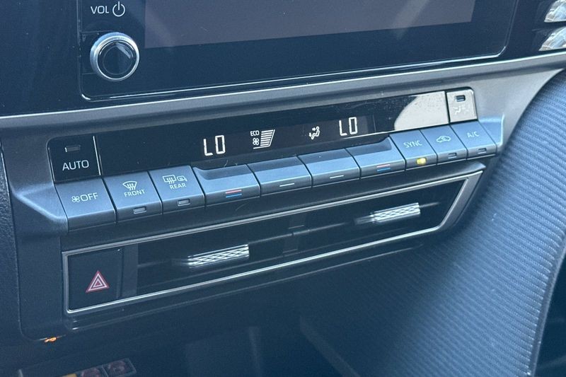 Toyota Camry Vehicle Full-screen Gallery Image 19