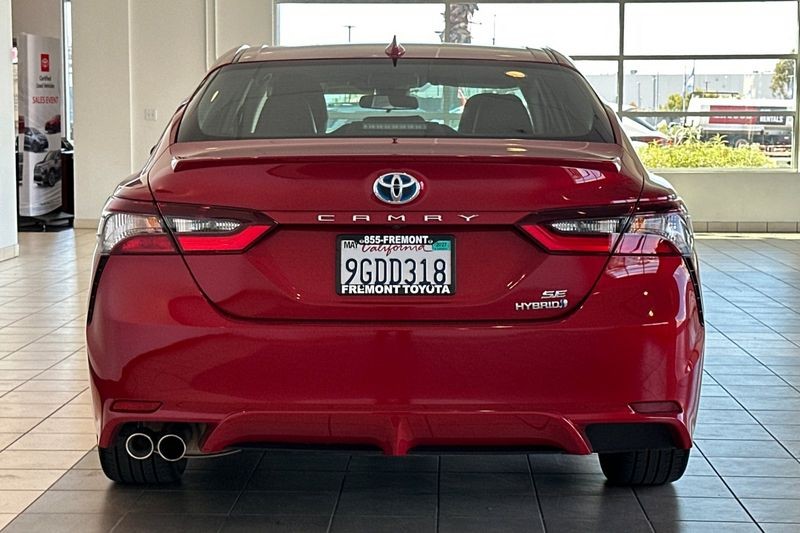 Toyota Camry Vehicle Full-screen Gallery Image 05