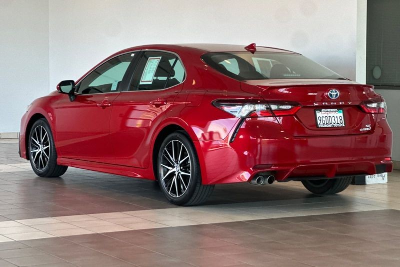 Toyota Camry Vehicle Full-screen Gallery Image 06