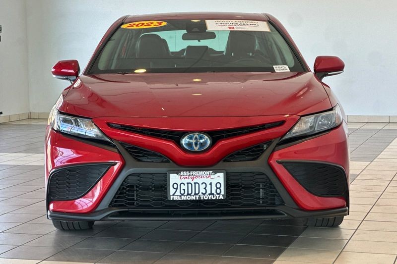 Toyota Camry Vehicle Full-screen Gallery Image 09