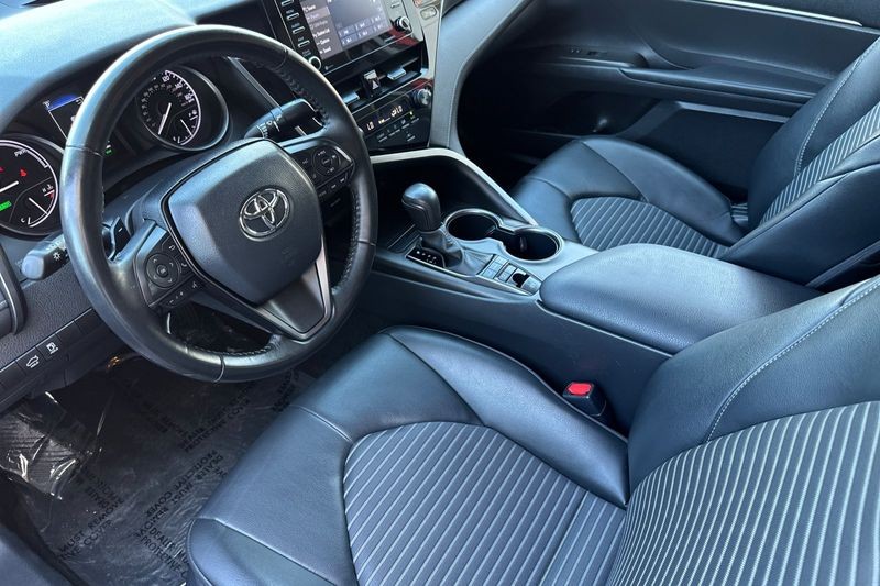 Toyota Camry Vehicle Full-screen Gallery Image 10