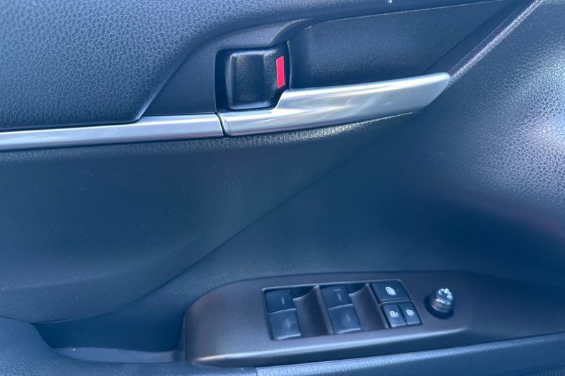 Toyota Camry Vehicle Full-screen Gallery Image 11