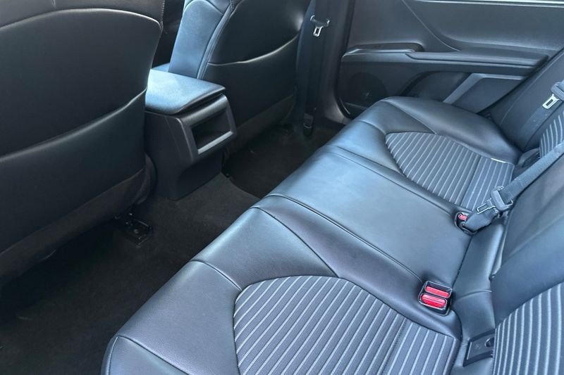 Toyota Camry Vehicle Full-screen Gallery Image 12