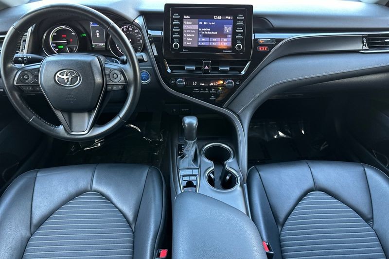 Toyota Camry Vehicle Full-screen Gallery Image 13