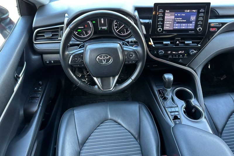 Toyota Camry Vehicle Full-screen Gallery Image 14