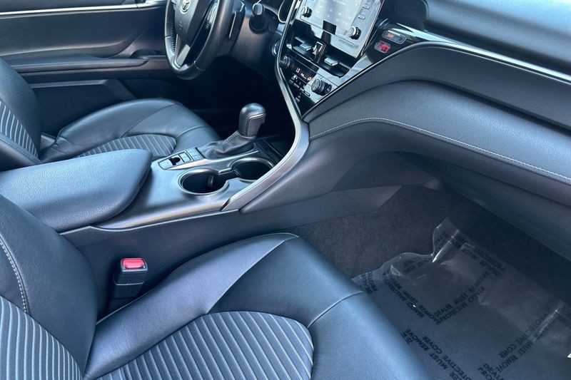 Toyota Camry Vehicle Full-screen Gallery Image 15