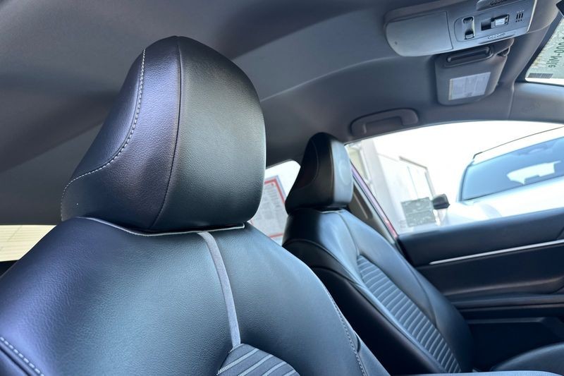 Toyota Camry Vehicle Full-screen Gallery Image 16