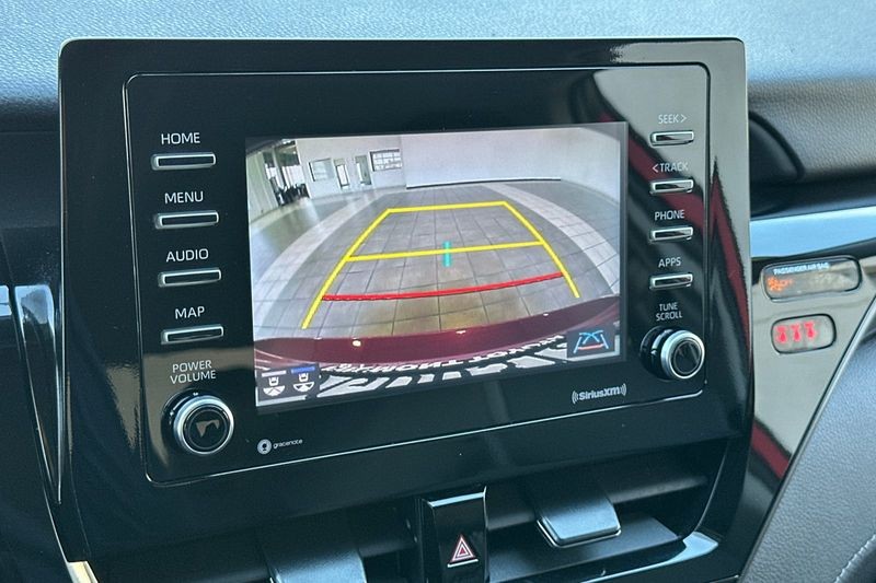 Toyota Camry Vehicle Full-screen Gallery Image 18