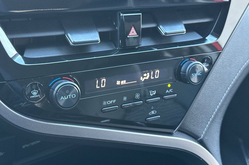 Toyota Camry Vehicle Full-screen Gallery Image 19