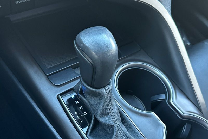 Toyota Camry Vehicle Full-screen Gallery Image 20