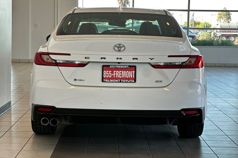 Toyota Camry Vehicle Full-screen Gallery Image 05