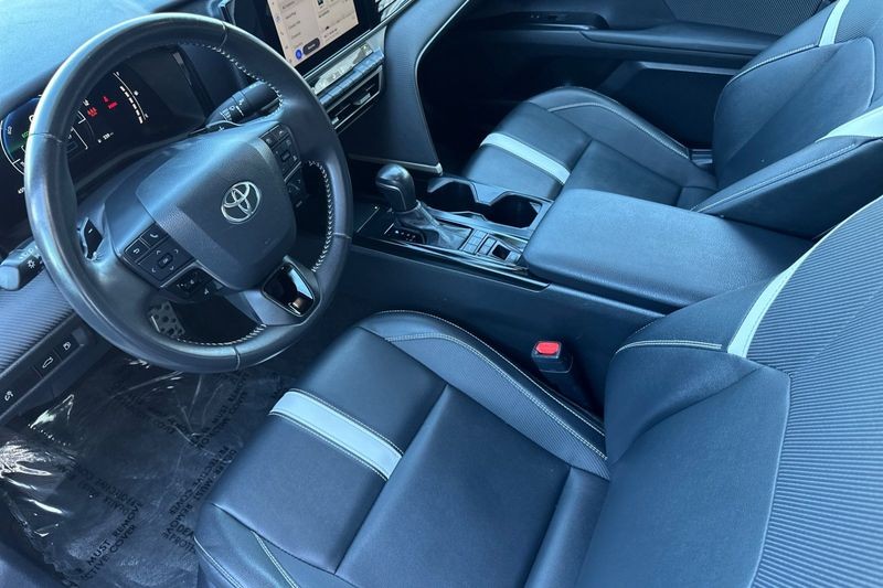 Toyota Camry Vehicle Full-screen Gallery Image 10