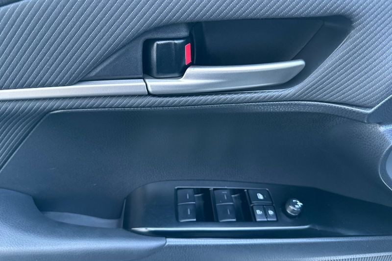 Toyota Camry Vehicle Full-screen Gallery Image 11