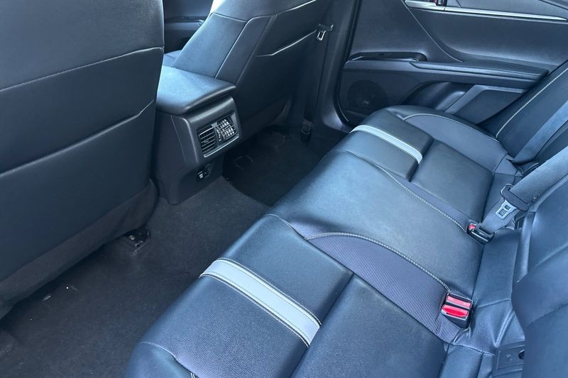 Toyota Camry Vehicle Full-screen Gallery Image 12