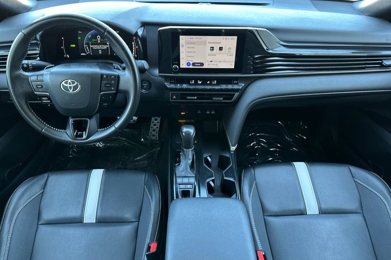 Toyota Camry Vehicle Full-screen Gallery Image 13