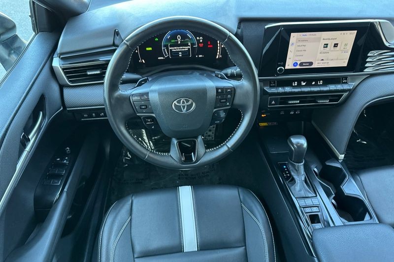Toyota Camry Vehicle Full-screen Gallery Image 14