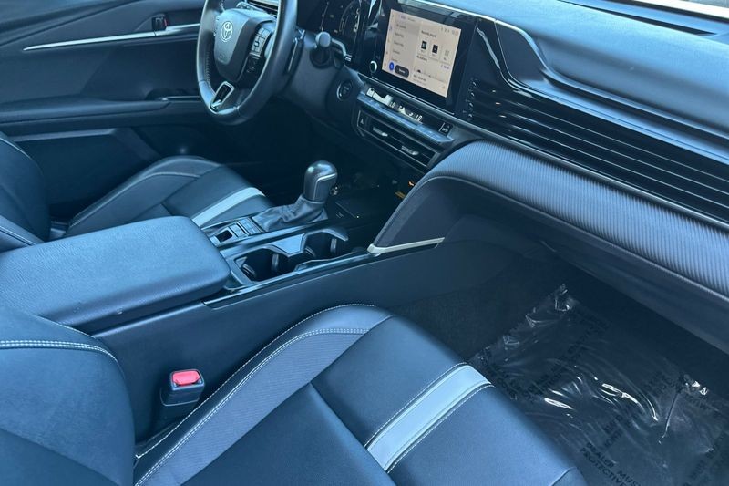 Toyota Camry Vehicle Full-screen Gallery Image 15